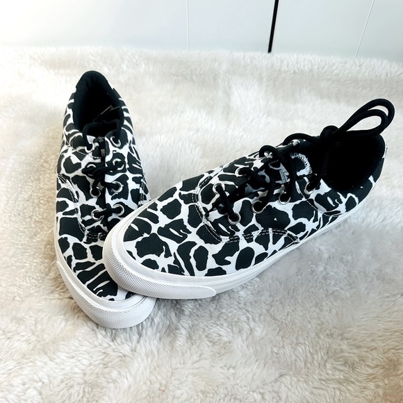 Black White  Low Top Converse - Picture 13 of 15